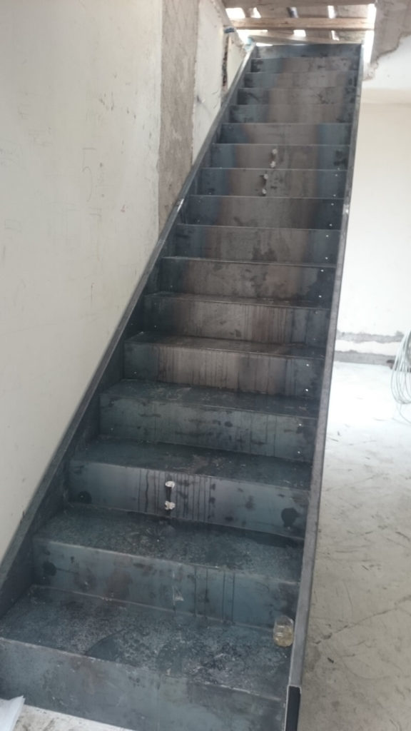ΜΕΤΑΛΛΙΚΗ-ΣΚΑΛΑ-ΓΛΥΦΑΔΑ-TTCONSTRUCTIONS-1-576×1024